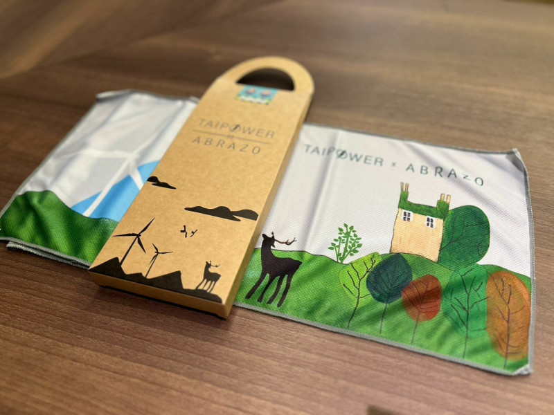 台電今年股東會紀念品與唐氏症基金會合作，推出運動冰涼毛巾。（記者林菁樺攝）