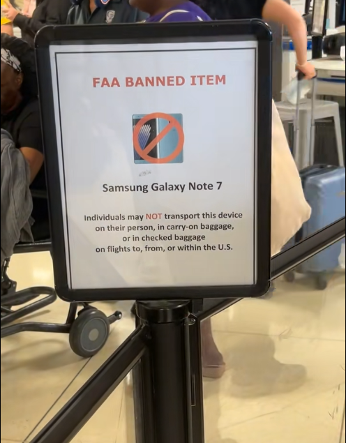 國外有一名網友近期在社群Tiktok發出影片，顯示Note 7仍被禁止帶上飛機。（圖擷取自tiktok@malckbro）