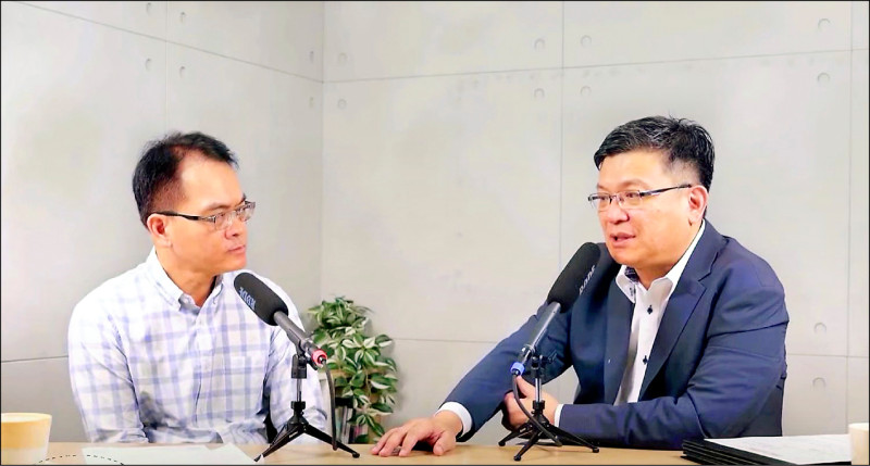 台電董事長曾文生(右)接受「寶島之聲」主持人鄭弘儀(左)專訪。(擷取自節目)