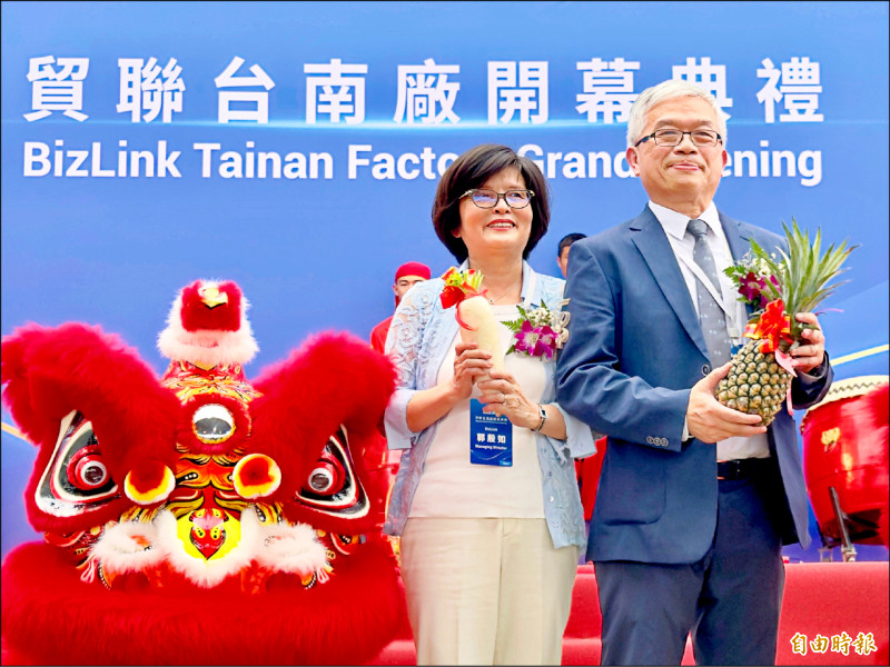 貿聯-KY董事長梁華哲（右起）、共同創辦人郭殷如昨出席台南廠開幕典禮。（記者方韋傑攝）