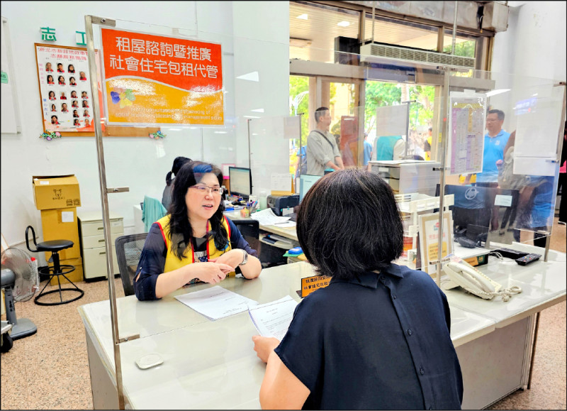 藍白立委大刪中央預算，內政部日前函文各縣市政府，明年租金補貼將回復到過去中央與地方共同負擔，數百萬租補族應緊盯縣市首長，是否剋扣弱勢租補，將納稅人的血汗錢花在蚊子建設、面子宣傳。（資料照）