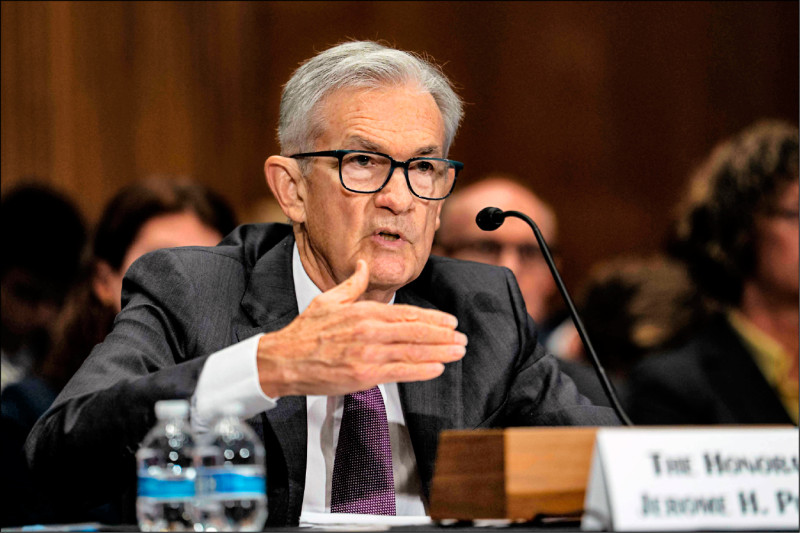 不滿美國聯準會（Fed）主席鮑爾在降息方面動作遲緩，美國總統川普考慮在今年夏天就宣布接任鮑爾的人選，讓鮑爾提前「跛腳」。（法新社）
