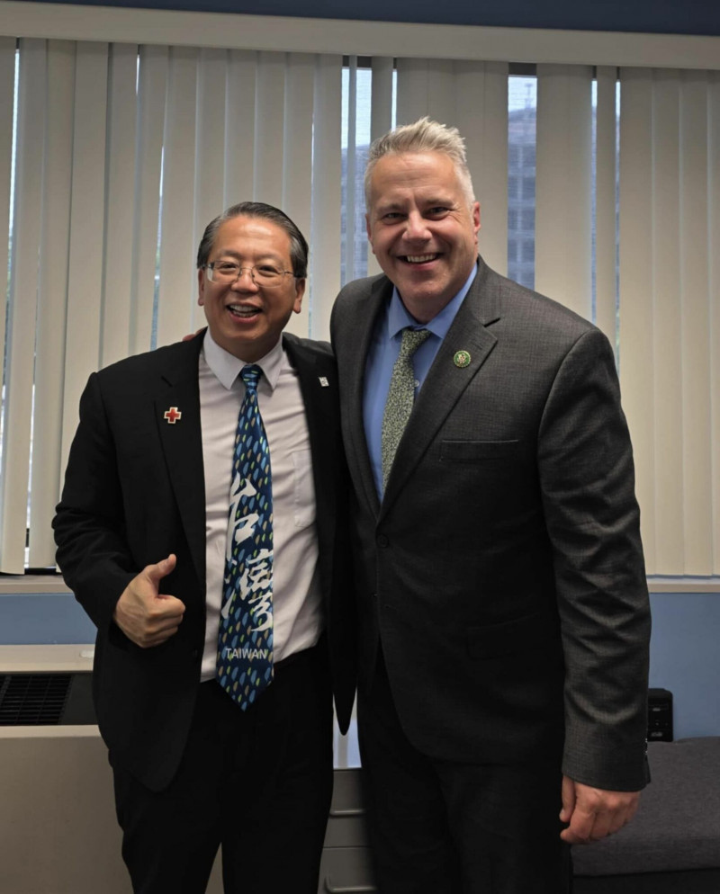 Hello Taiwan執行長江明信會晤美國伊利諾州民主黨籍眾議員索倫森（Eric Sorensen）。（Hello Taiwan提供）