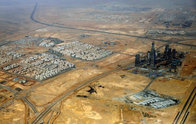 2021年中國建築工程總公司（CSCEC）在開羅以東的新行政首都（NAC）建造的道路和標誌性大廈施工。（資料照，路透）