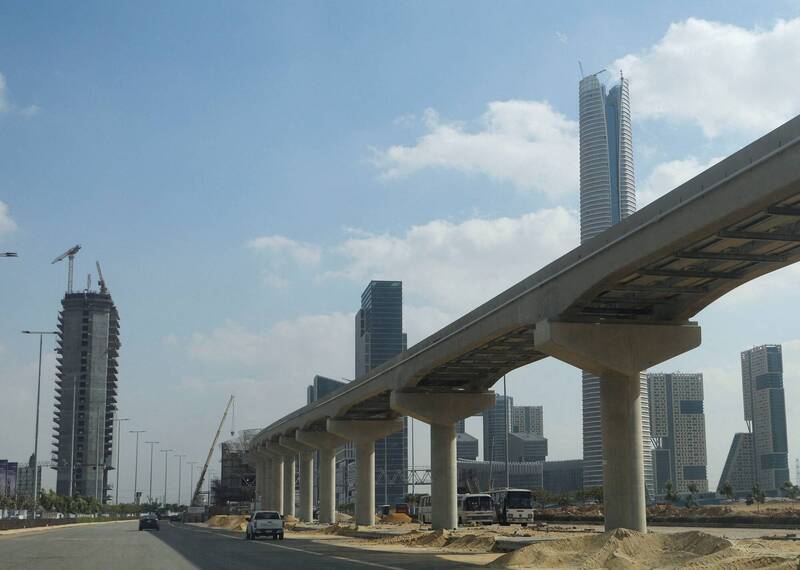 埃及開羅以東新行政首都（NAC）中央商務區（CBD）附近單軌鐵路施工，該線路由中國建築工程總公司（CSCEC）承建。（資料照，路透）