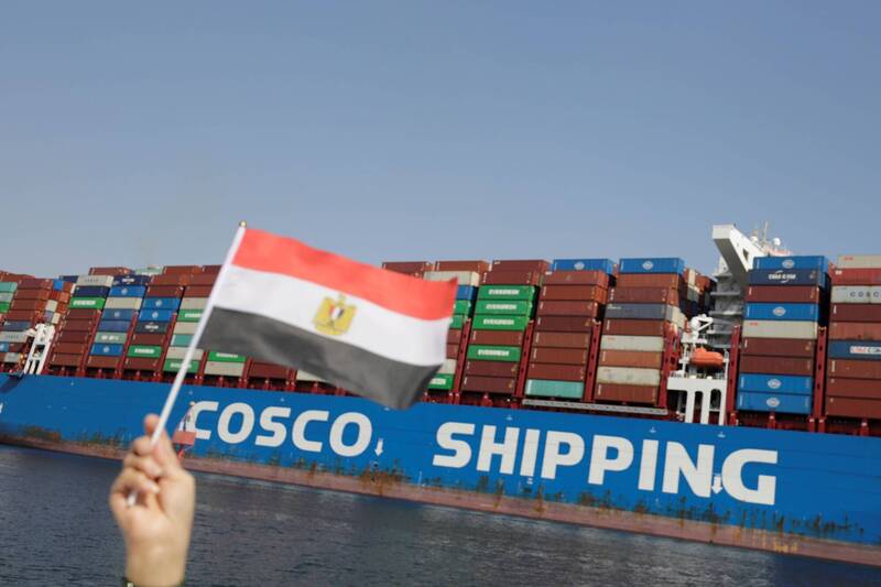 中國遠洋運輸公司（中遠集團）的貨輪在埃及伊斯梅利亞通過蘇伊士運河。（資料照，路透）