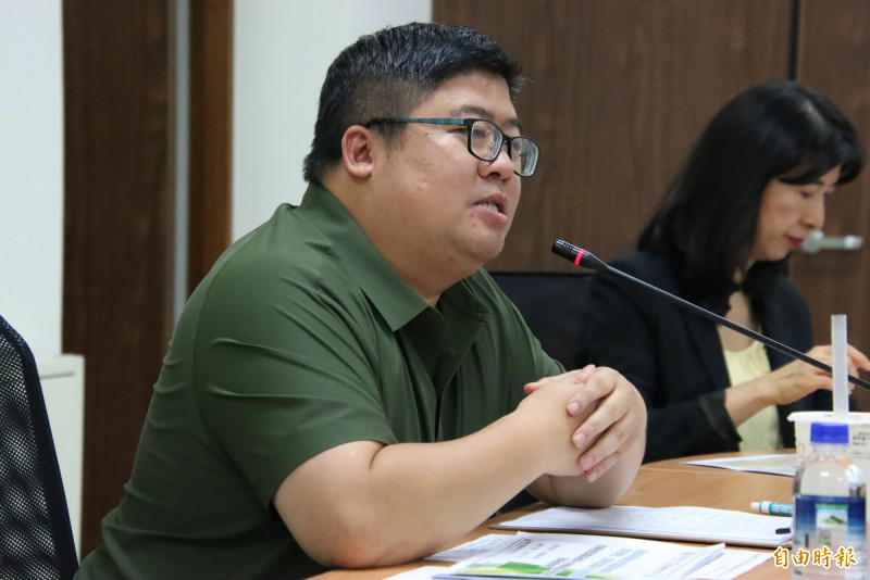 立委蔡易餘要求加強招商力道。（記者林宜樟攝）