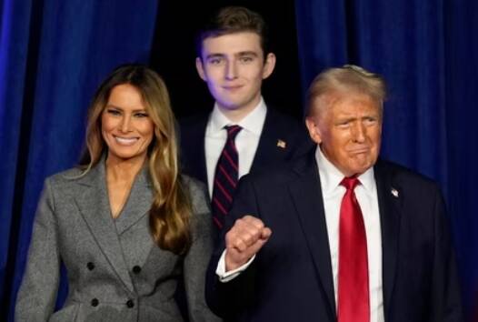 美國人發起數千人簽署的請願書，要求驅逐梅蘭妮亞川普（左）和她的父母，以及兩人所生的兒子巴倫川普（中）。（美聯社）