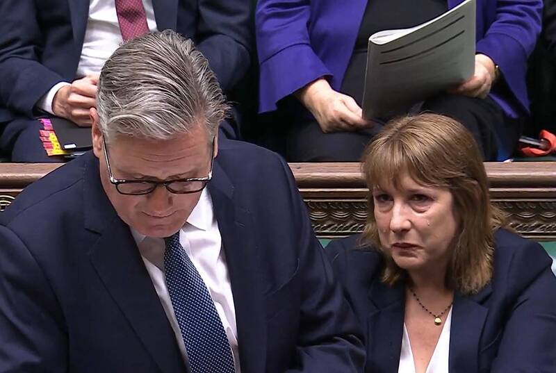 英國財長里夫斯（Rachel Reeves，右）因首相施凱爾（左）沒有給予她全力支持而淚灑議場。（法新社）