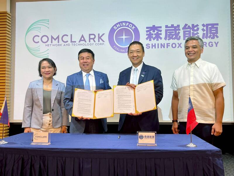 森崴能源總經理胡惠森（右二）及ComClark執行長Dennis Anthony Uy（左二）共同簽署合資開發協議。（業者提供）