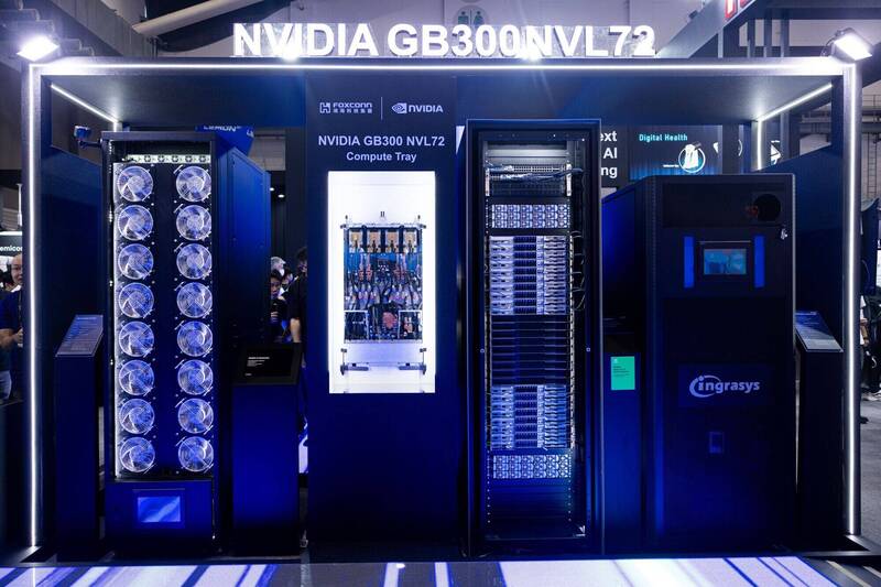 圖為輝達GB300 NVL72 伺服器機櫃，由雲端AI基礎設施業者CoreWeave率先採用。（彭博）