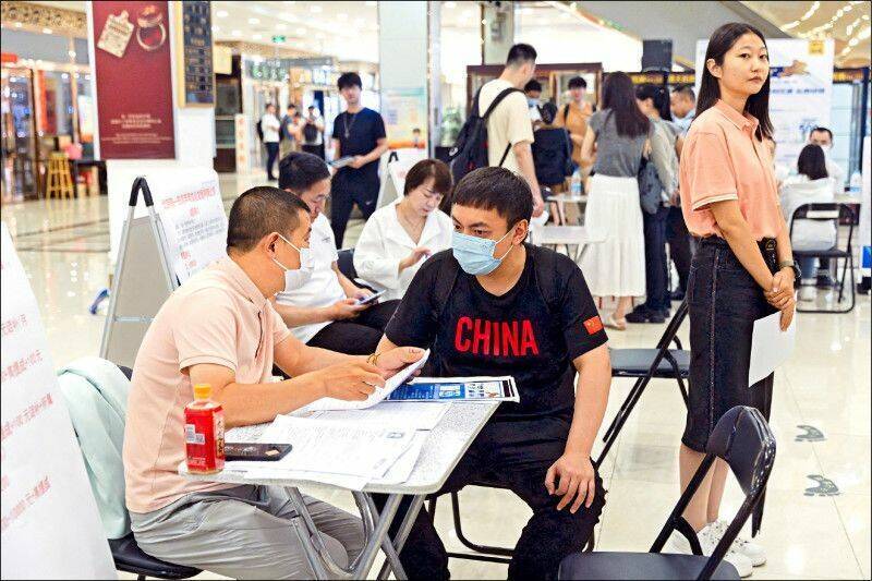 中國經濟低迷，年輕人求職困難。（路透）