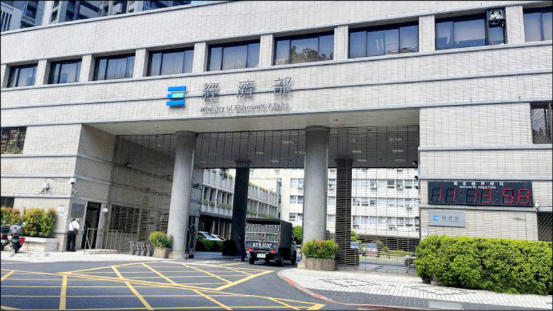 為協助企業因應供應鏈重組，經濟部推動「投資台灣三大方案二．○」，方案拍板延長至2027年。（資料照）