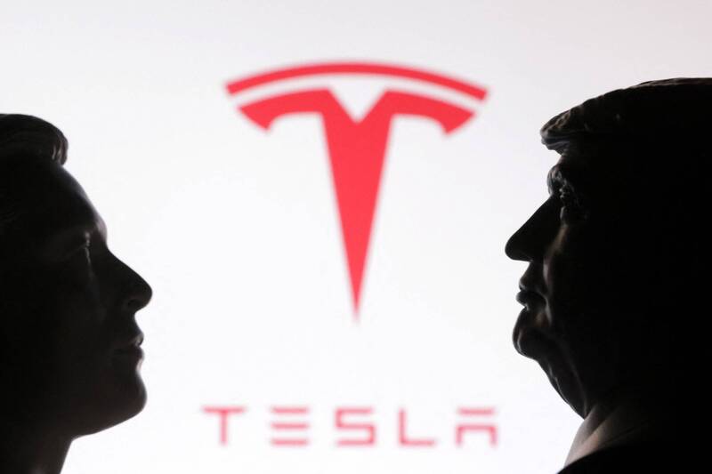 馬斯克宣布組黨槓川普，特斯拉股價7日應聲暴跌。（路透）