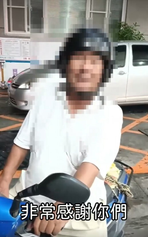 阿伯感謝台電人員。（台電提供）