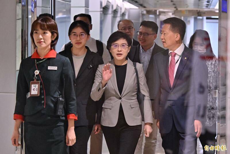 率團赴美談判的行政院副院長鄭麗君，12日凌晨抵達桃園機場。（記者劉信德攝）