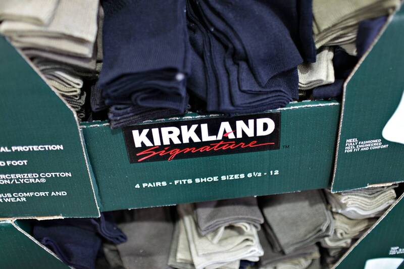 Costco自有品牌Kirkland Signature每年貢獻龐大營收。(彭博)