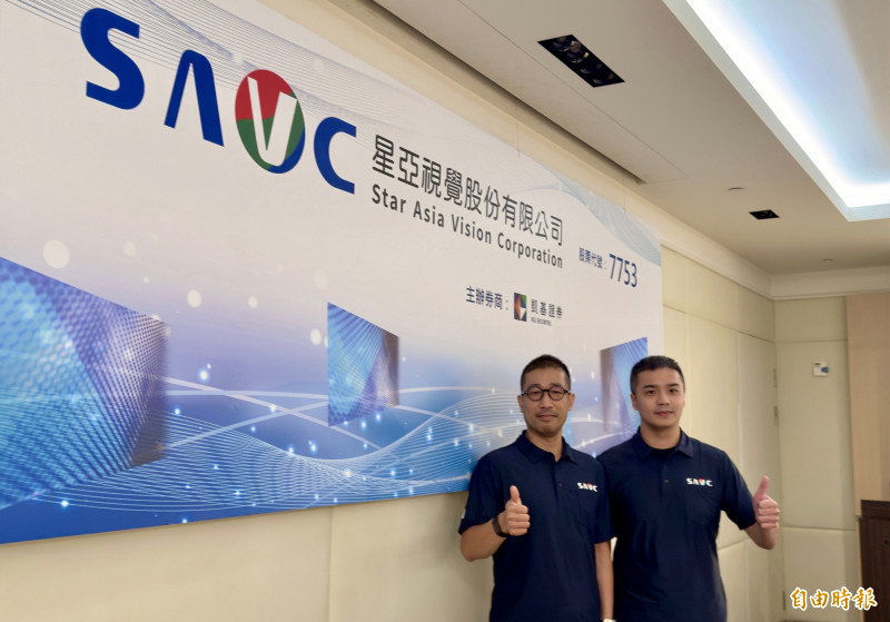 星亞視覺董事長戴呈易（右起）與總經理李柏龍看好今年營運優於去年表現。（記者方韋傑攝）