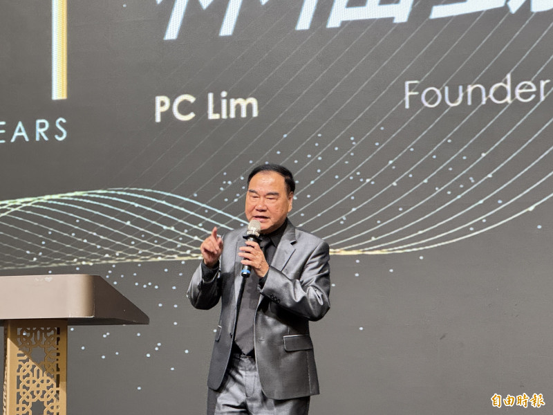 丹娜絲颱風來襲，造成台南地區重創。台灣連鎖家具龍頭詩肯董事長林福勤宣布，捐出100萬元給台南社會局社會救助金專戶，希望為台南的災後重建、協助台南災民早日恢復日常生活貢獻心力。（記者楊雅民攝）