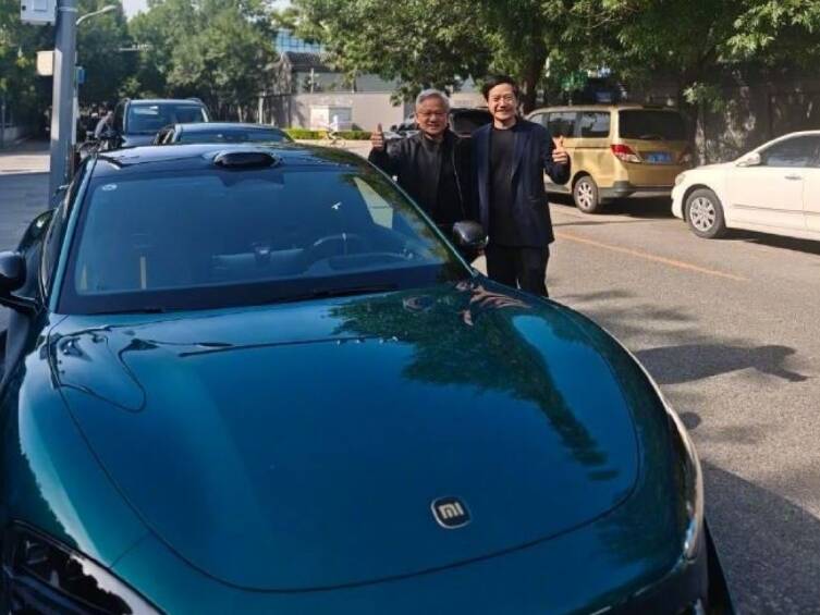 黃仁勳與雷軍的合影照片，他們站在一輛小米SU7 Ultra電動車旁。（擷圖取自新浪熱點）