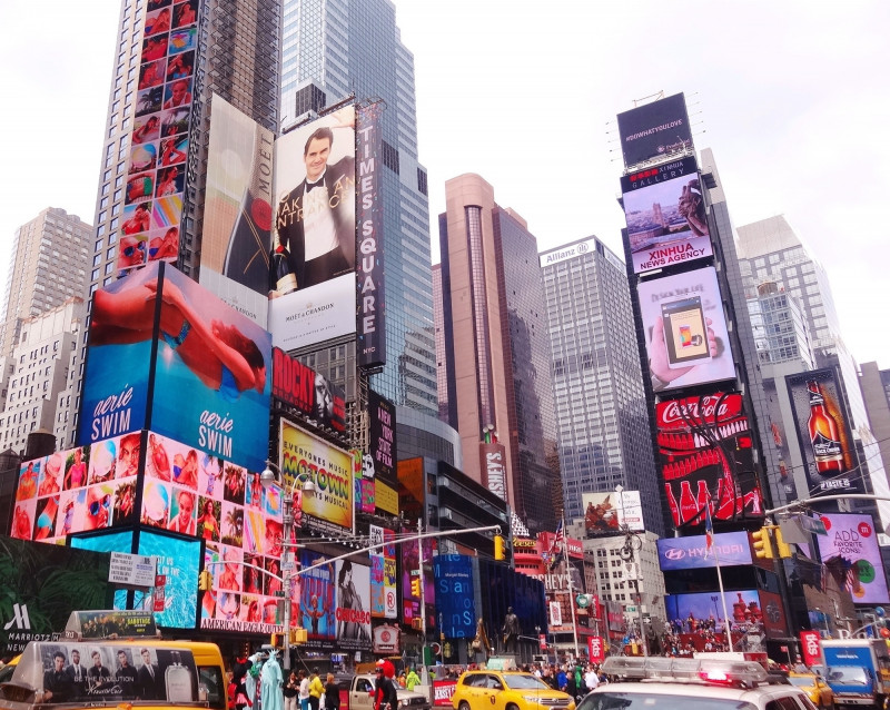 市場認為聯準會降息次數提升,有利美股整體表現。圖為紐約時代廣場(記者王孟倫攝)