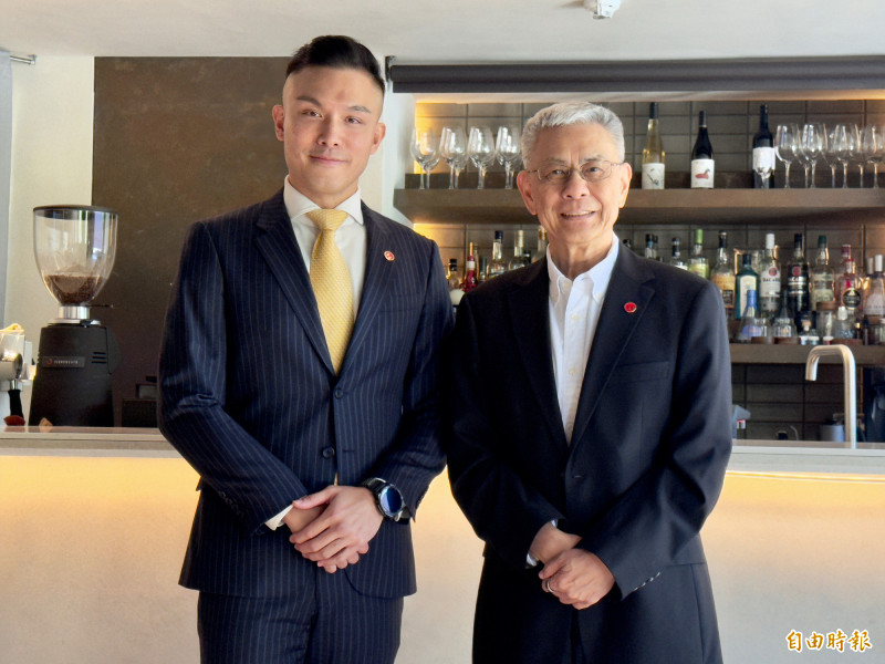 和椿董事長程天縱(右起),副董事長張以昇看好人形機器人未來發展。(記者方韋傑攝)