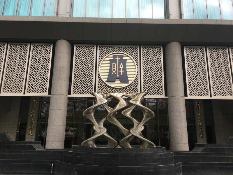 財政部統計，2023年配偶為同性的有偶申報戶共6637件，3年增加1.5倍。（記者鄭琪芳攝）