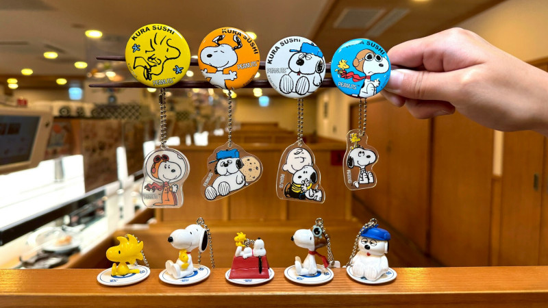 亞洲藏壽司（2754）首次攜手《Peanuts》漫畫，推出13款限量聯名扭蛋。（藏壽司提供）