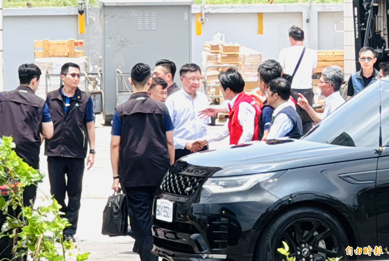 總統賴清德今天中午到嘉義縣義竹鄉慰勞台電第一線工程人員。（記者蔡宗勳攝）