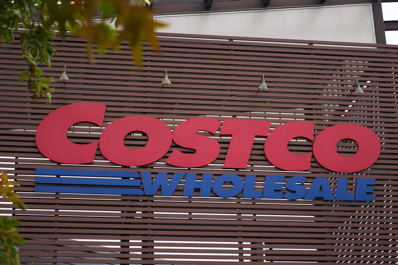 美式賣場好市多（Costco）販售商品五花八門，吸引不少民眾前往採購。（歐新社）