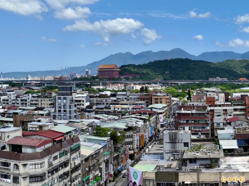 台北市購屋負擔依舊沉重，民眾若想要入手北市門牌，只能往「老」方向著手。（記者徐義平攝）