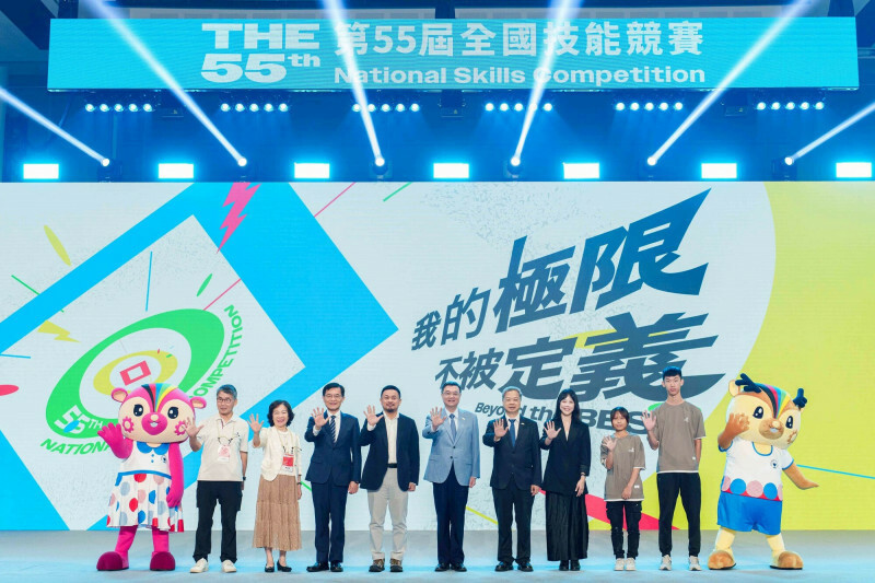 勞動部長洪申翰（左5）今出席「全國技能競賽閉幕暨頒獎典禮」時表示，勞動部有責任協助人才獲得更好的薪資待遇，以及更有保障的勞動條件。（勞動部提供）