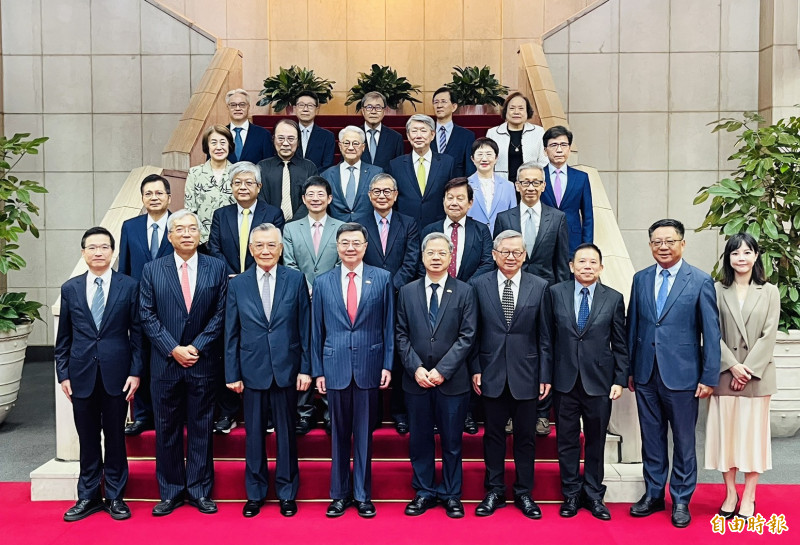 行政院今日召開「經濟發展委員會」顧問會議，由行政院長卓榮泰今日主持。（記者陳鈺馥攝）