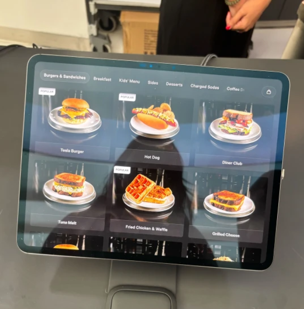特斯拉餐廳點餐平板。（圖擷自@MarioNawfal「X」帳號）