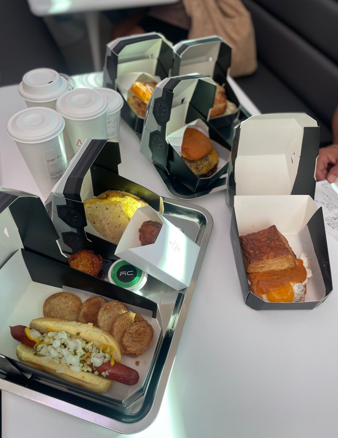 特斯拉餐廳的各式餐點。（圖擷自@2zero3eight「X」帳號）