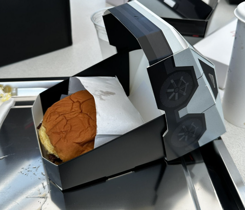 特斯拉首間餐廳開幕！民眾大排長龍、有機器人服務