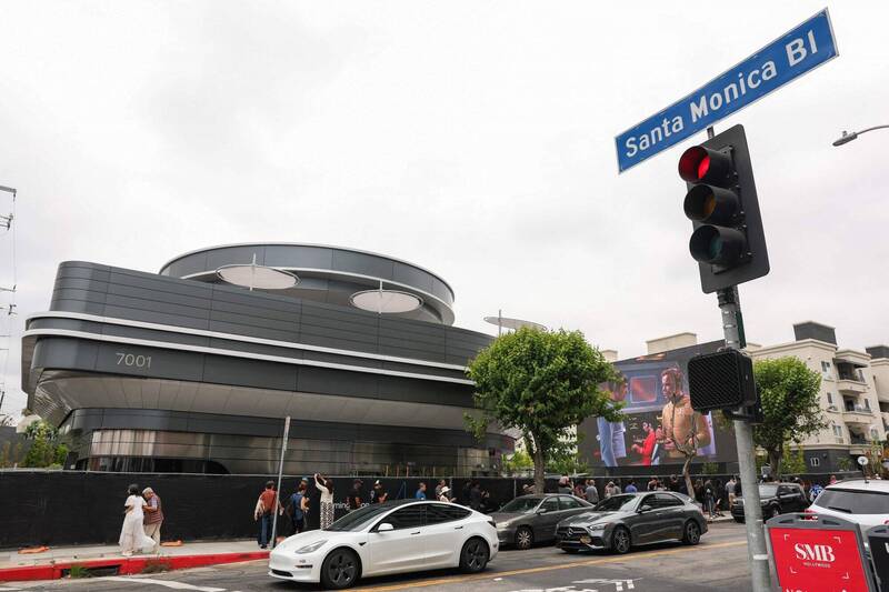 許多民眾在外面排隊等待開幕。（法新社）