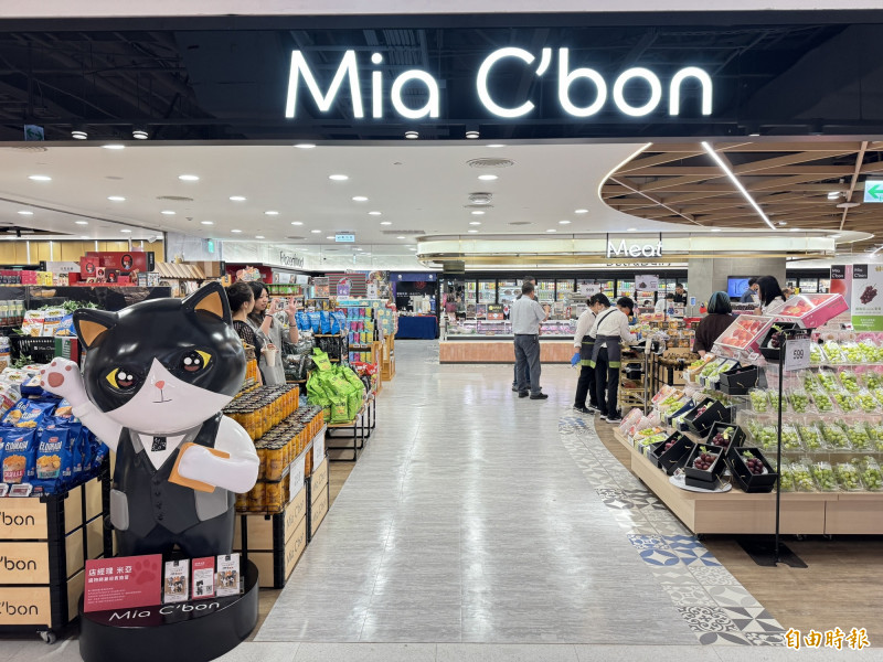 統一集團「DREAM PLAZA」將於7月25日開幕，子公司家樂福頂級超市Mia C’bon全台第22家分店進駐地下1樓，攜手國內知名插畫家吳忠錩，構建出5隻擬人化貓咪角色，每隻高達150公分，穿梭於店內各區域導覽。（記者楊雅民攝）