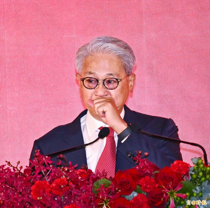 台新新光金控董事長吳東亮提到父親吳火獅時，哽咽表示「如果今天他還在，一定會為我們感到驕傲」。（記者方賓照攝）