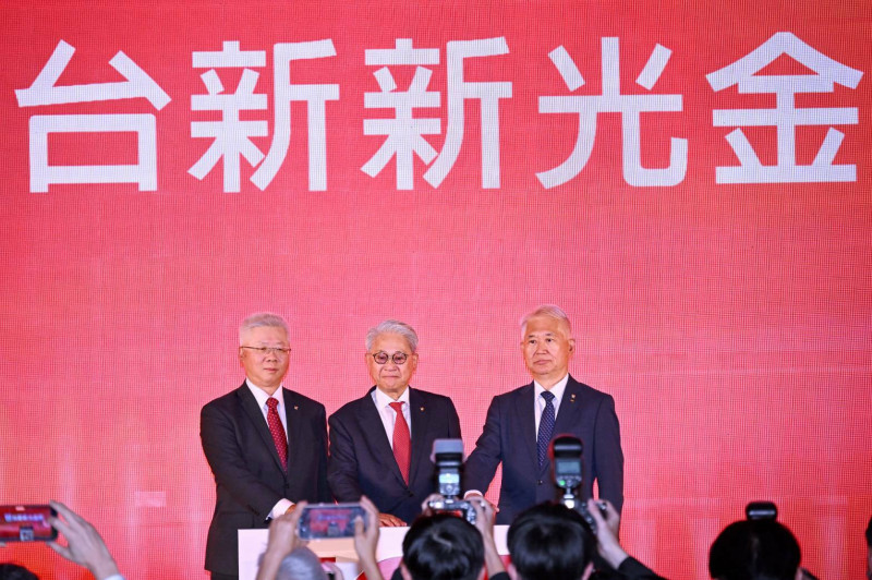 台新新光金控總經理林維俊（左）今透露，新光人壽今年上半年的RBC確定達標，目前也沒有增資和發債的需求。（記者方賓照攝）