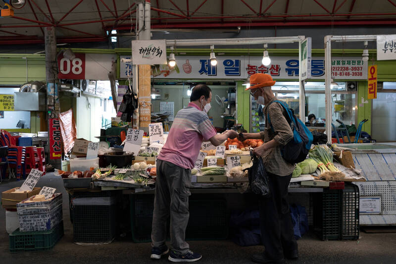 專家警告，若「袋鼠族」趨勢持續下去，兩個世代的人的生活品質，將會同步惡化。（彭博）