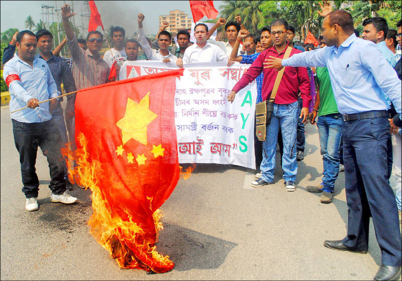 圖為2013年3月印度民眾焚燒五星旗，抗議中國打算在雅魯藏布江中游興建水壩。（法新社資料照）