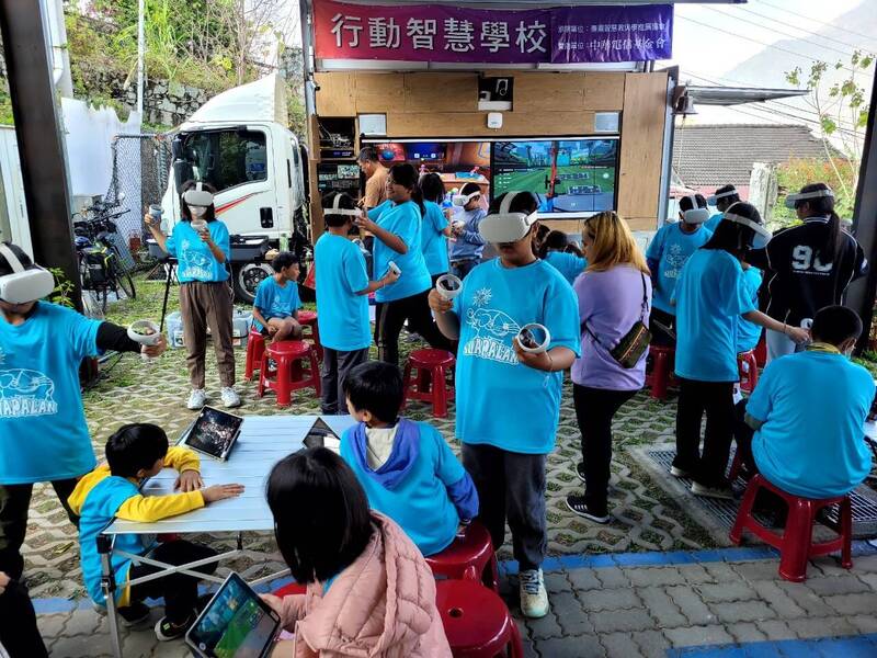 小朋友戴上頭盔，認真體驗VR課程。（中華電信基金會提供）