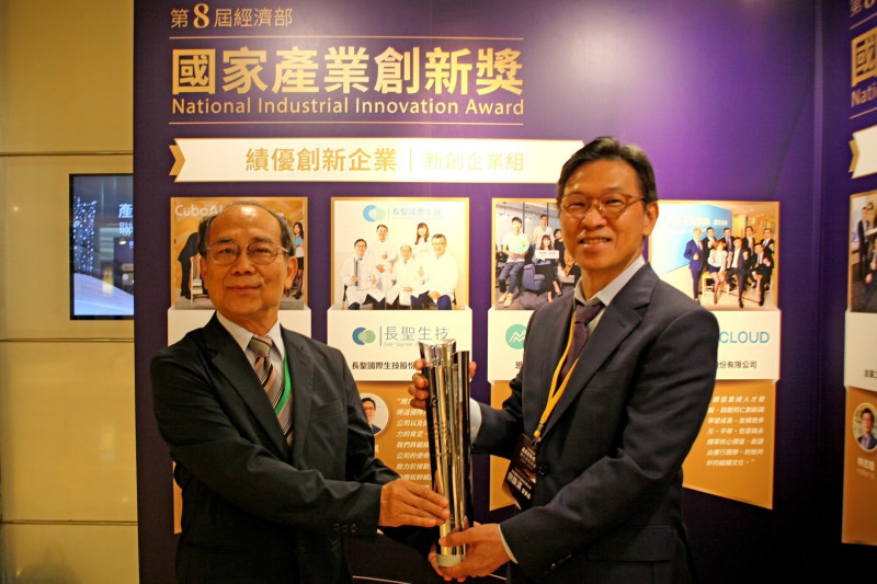 長聖7月營收創下同期新高。圖右為長聖董事長劉銖淇、圖左為總經理黃文良。（圖:長聖提供）