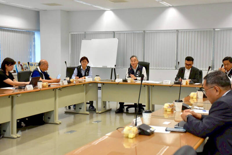 中市副市長黃國榮日前召開座談會，與台中市機械等產業公會等代表進行溝通，瞭解實際需求，並研議後續政策協助方案。（經發局提供）
