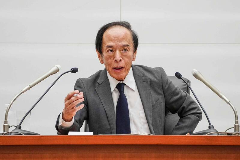 日本央行在7月31日的政策會議上，決定把政策利率維持在現行的0.5%左右，這是連續4次會議都把政策利率維持不變。圖為日本央行行長植田和男。（法新社）