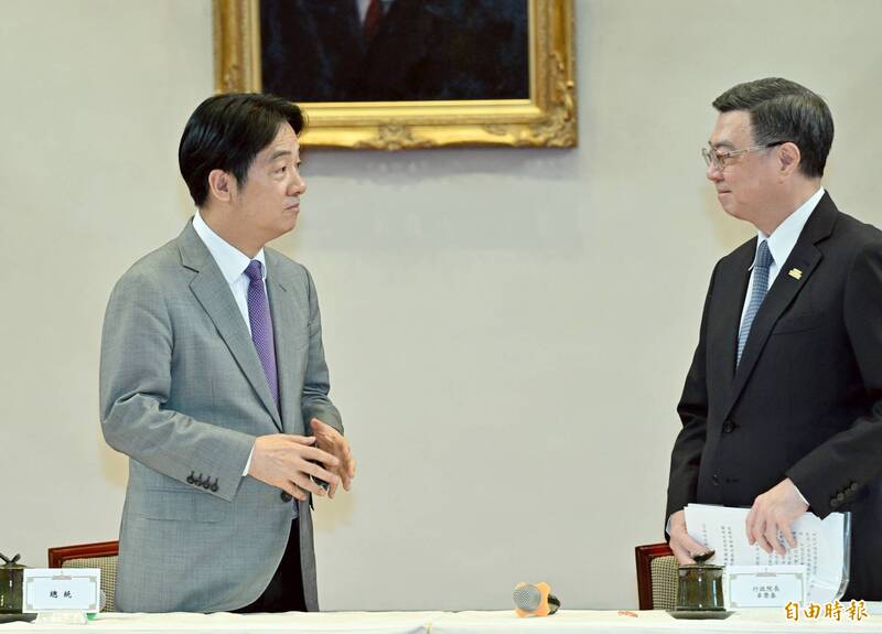 因應台美對等關稅20％，總統賴清德、副總統蕭美琴、行政院院長卓榮泰、總統府秘書長潘孟安、國安會秘書長吳釗燮行政院秘書長龔明鑫、行政院政委楊珍妮等人於總統府舉行記者會，並對媒體說明與接受提問。（記者田裕華攝）