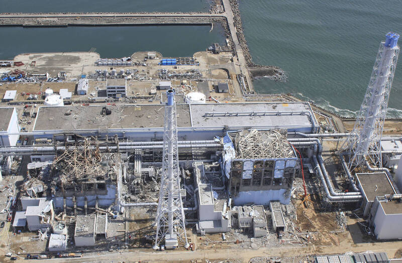 2011年東日本大地震，福島第一核電站受損的3號機組（左）和4號機組。（資料照，美聯社）