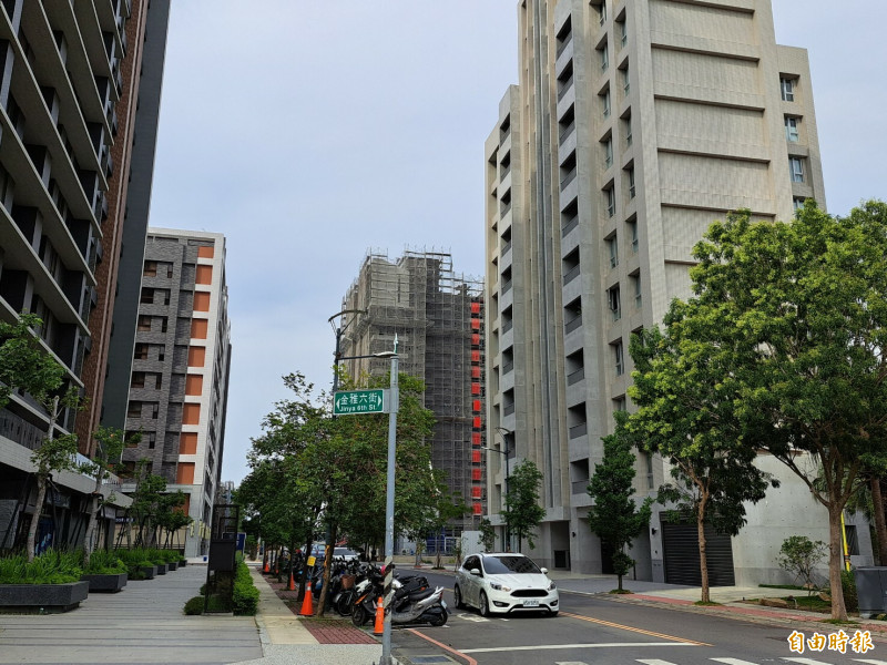 新竹市稅務局說明，雖夫妻原則上只能有1處適用地價稅自用住宅用地稅率，如果其他房屋有成年直系親屬辦竣戶籍登記，就不會受到「一處」的限制。（記者洪美秀攝）