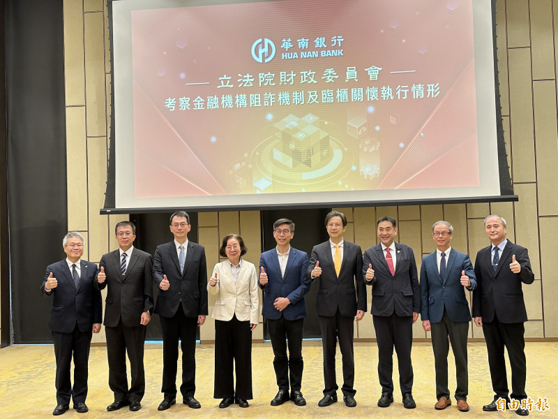 華銀打詐多管齊下，AI助攻攔阻詐騙。（記者陳梅英攝）